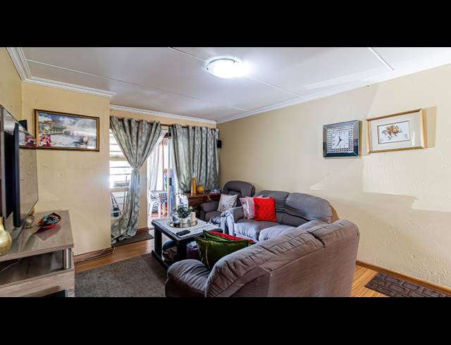 3 BEDROOM TOWNHOUSE FOR SALE IN MULBARTON